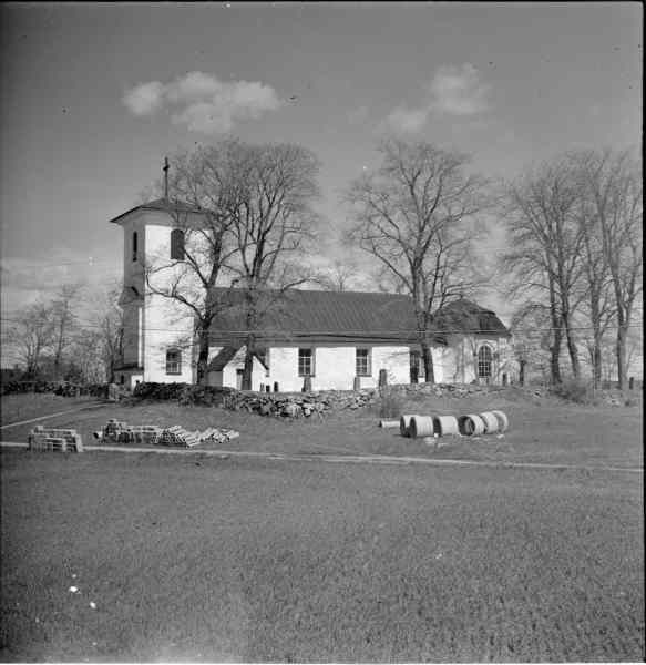 Torsåkers kyrka med omgivningar från söder