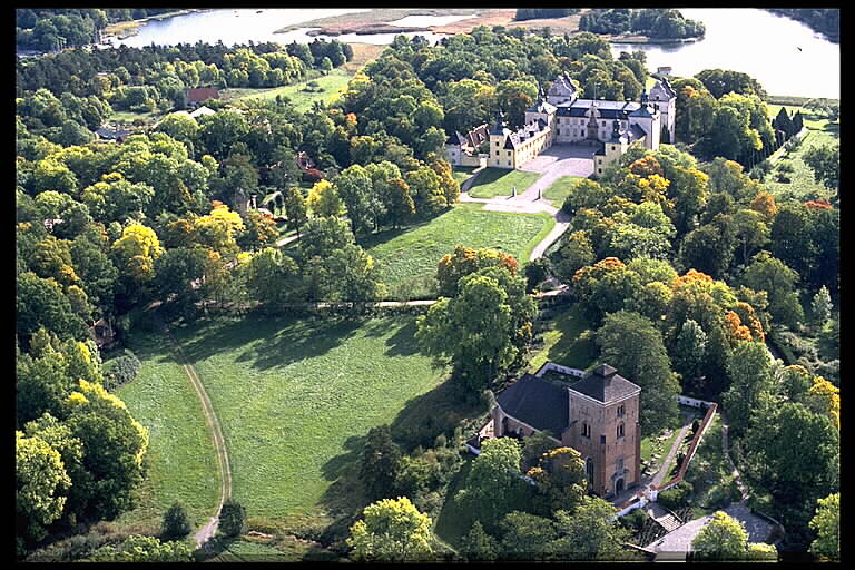 Tyresö slott och kyrka med omgivningar.