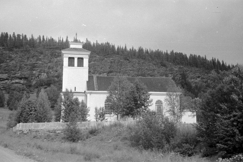 Tännäs kyrka från söder.