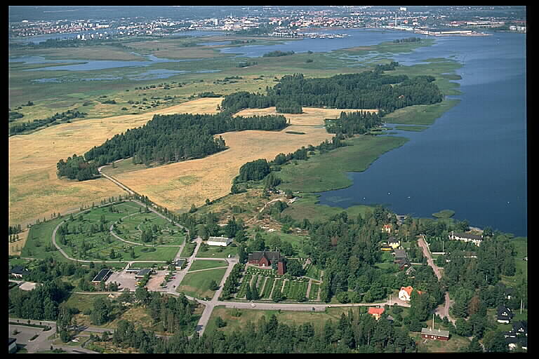 Hammarö kyrka med omgivningar