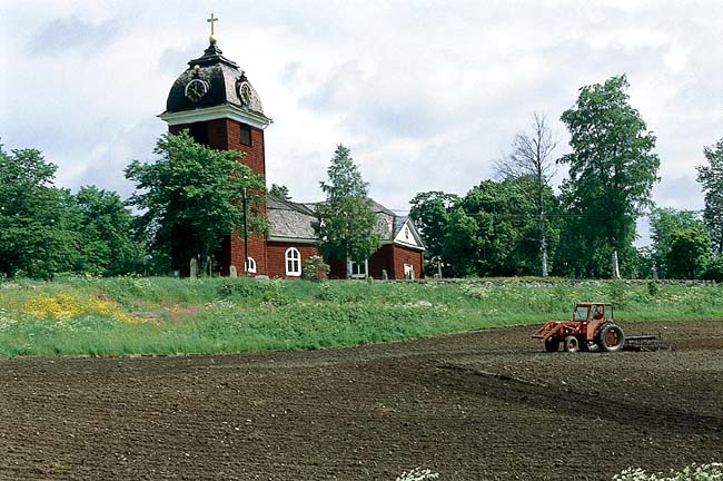 Hjulsjö kyrka med omgivning från sydväst