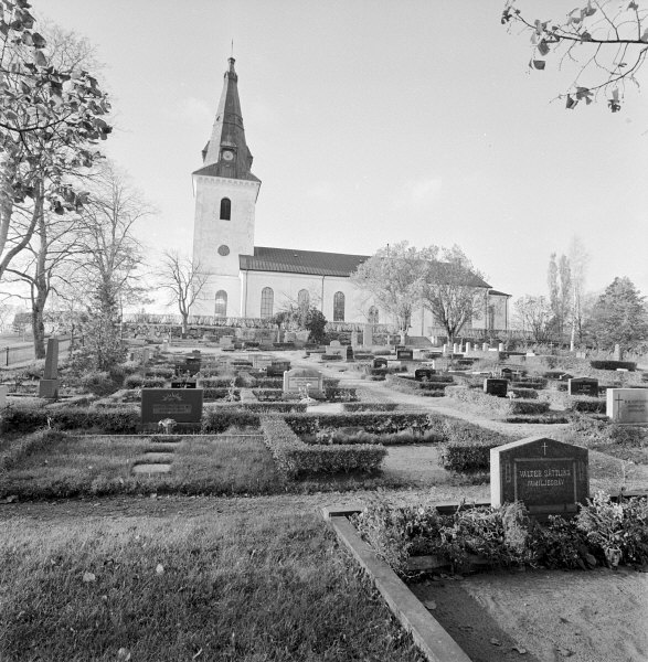 Enångers kyrka från söder.
