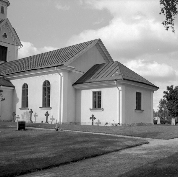 Kårböle kyrka från sydöst.