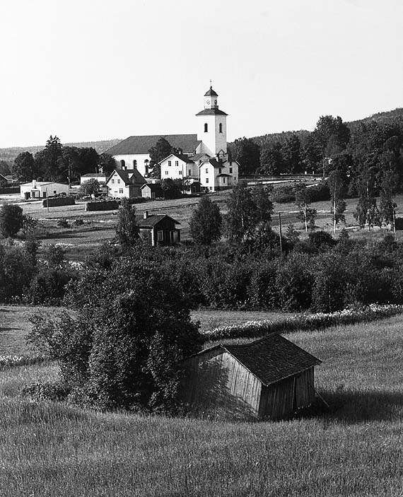 Bergsjö kyrka från nordväst. Bilden troligen från början av 1960-talet.