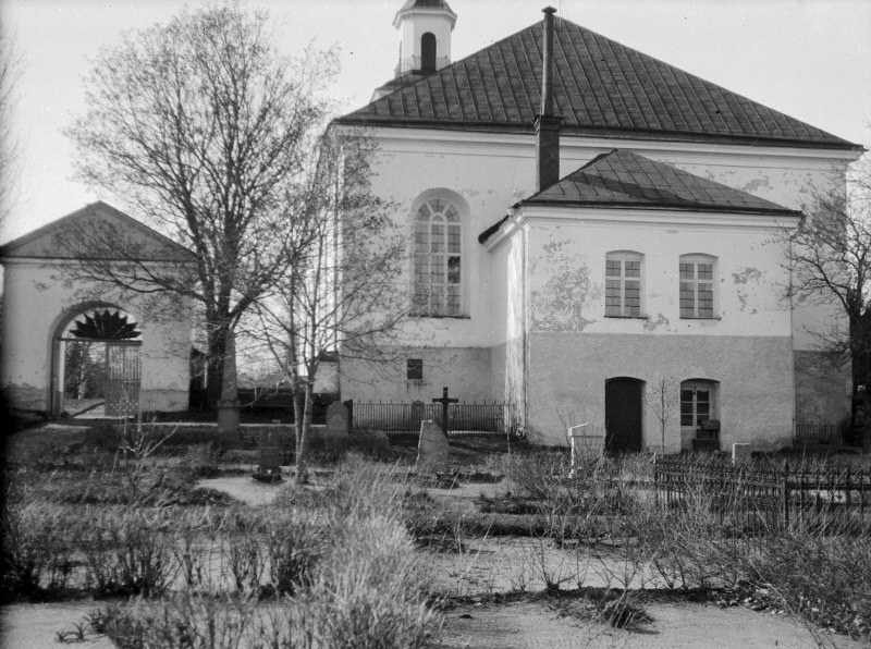 Bergsjö kyrka från öster.