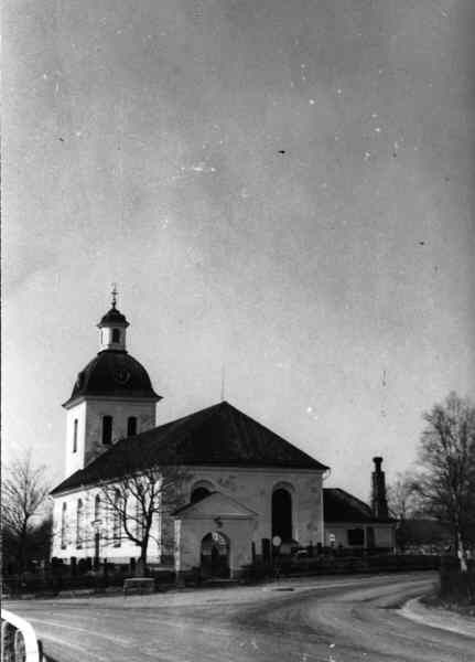 Gnarps kyrka från öster. 