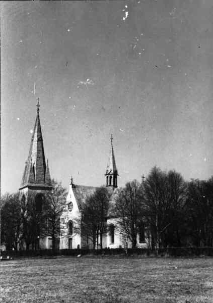 Harmångers kyrka från sydöst.