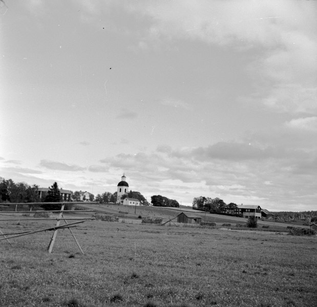 Jättendals kyrka med omgivning. 

