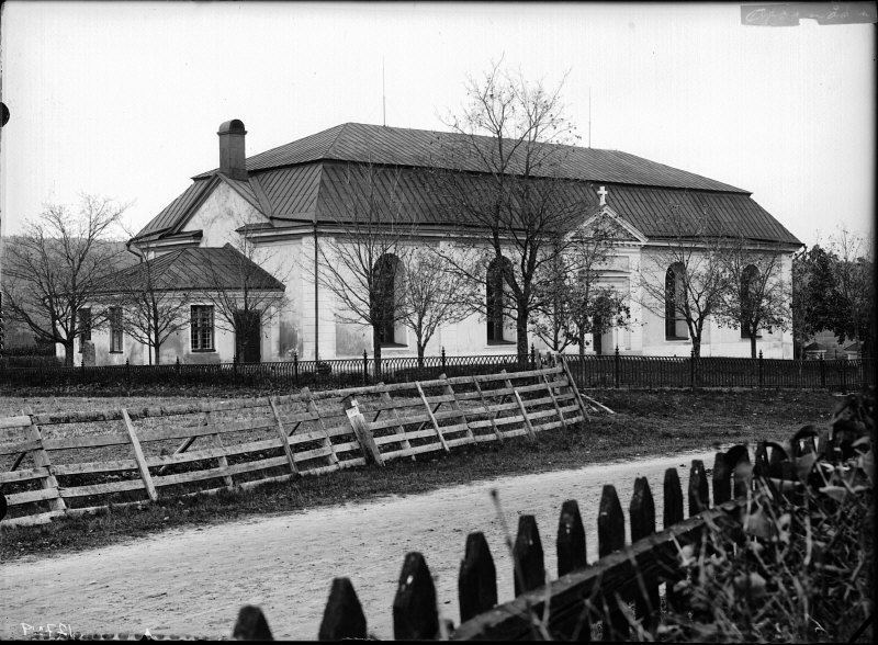 Ovanåkers kyrka från nordöst. 
