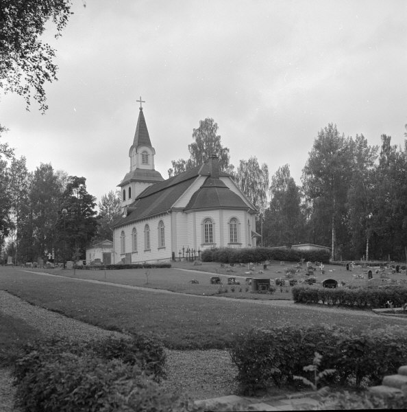 Voxna kyrka från sydöst. 