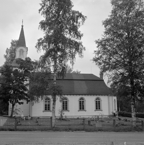 Voxna kyrka från söder.