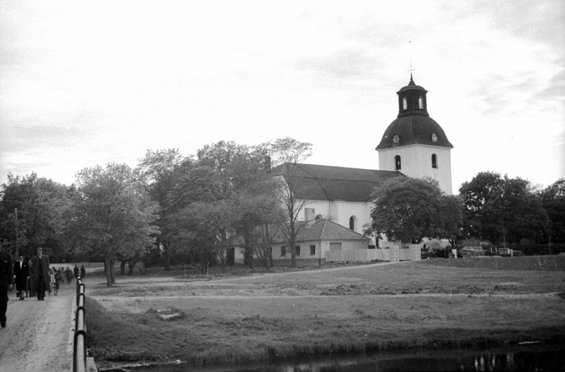 Ovansjö kyrka från nordöst.