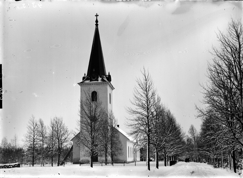 Mo kyrka från sydväst.