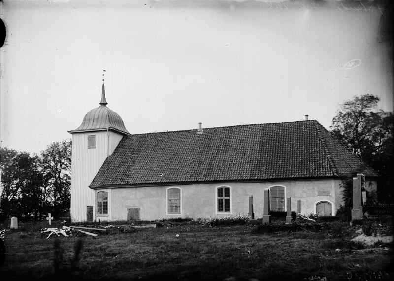 Jörlanda kyrka från söder. Gamla kyrkan.