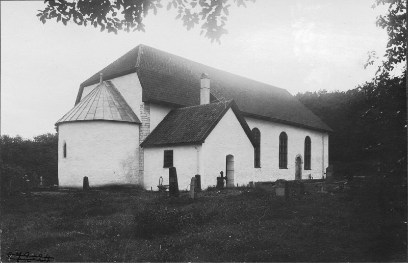 Skee kyrka från nordöst.