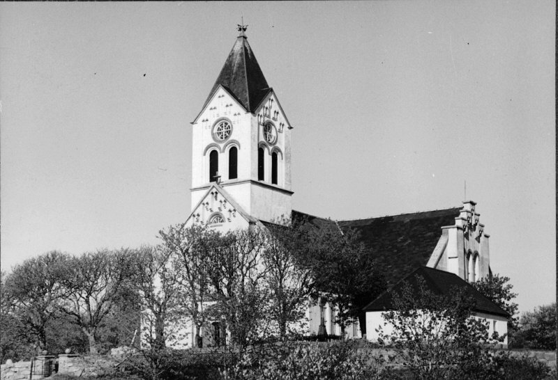 Kville kyrka från sydväst.