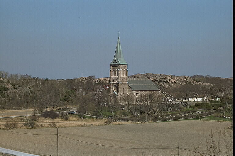 Svenneby kyrka med omgivning från sydväst