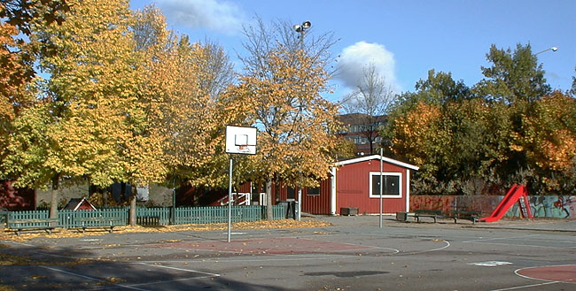 SAK00456 Sthlm, Bredäng, klubbhus öster om Järnbärarorden 2, fr SV


Klubbhuset i parken väster om Bredängs allé. Foto från sydväst