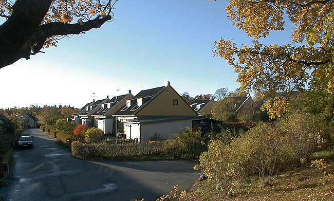 SAK00460 Stockholm, Bredäng, Wänskapsbröderna 2-31, Eksätravägen 130-194.


I södra Bredäng finns stora radhusområden, just detta består av mer traditionellt utförda hus. Kvarteret heter Wänskapsbröderna.