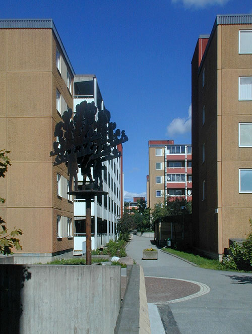 Vid Nidarosgatan står Alf Olssons stålskulptur Molnmänniskor I. SAK10261 Sthlm, Husby, Telemark 1, från SV

"Molnmänniskor" av Alf Olsson.


