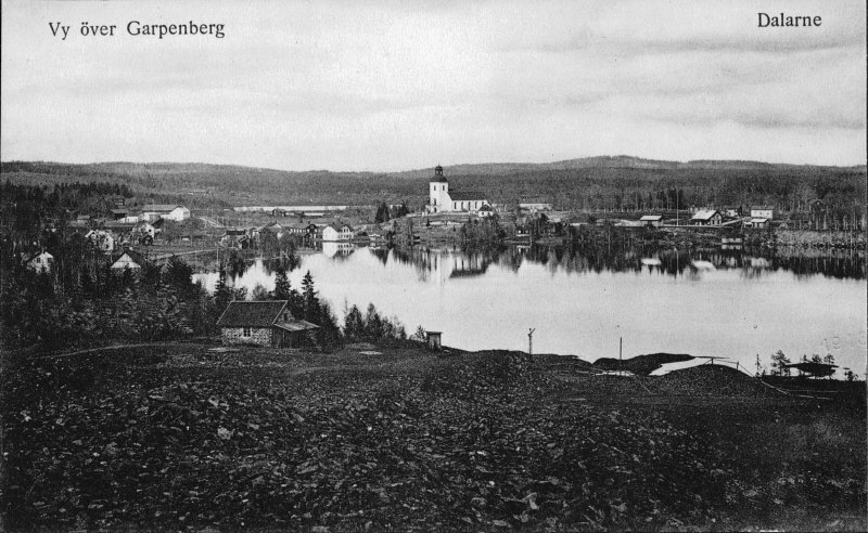 Garpenbergs kyrka med omgivningar från sydväst.