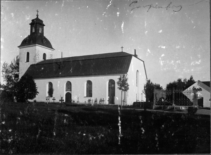 Garpenbergs kyrka från sydöst.
