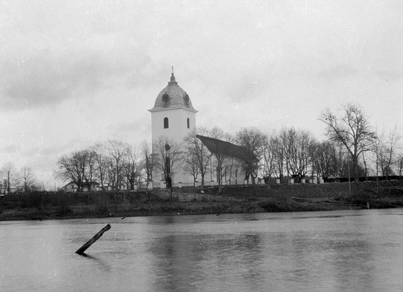 Husby kyrka med omgivning från sydväst