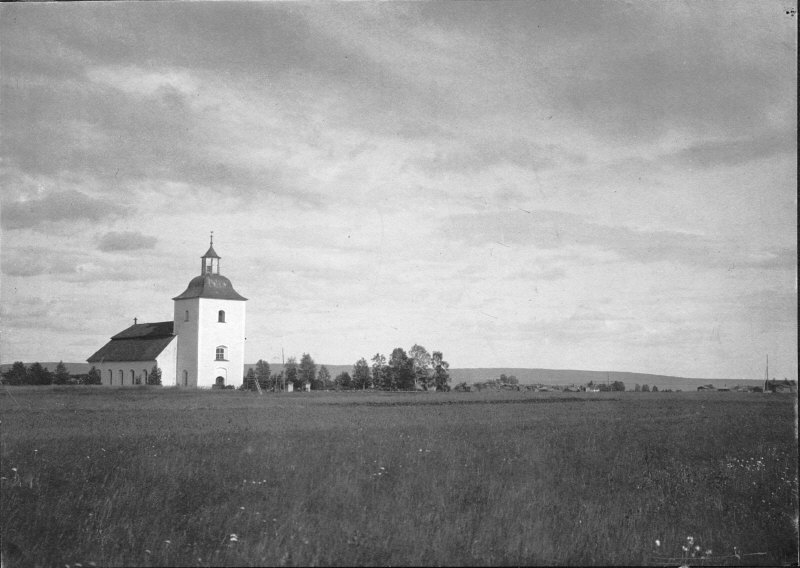 Våmhus kyrka med omgivningar från nordväst