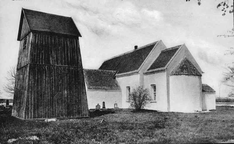 Gualvös kyrka från sydöst med klockstapeln. 

