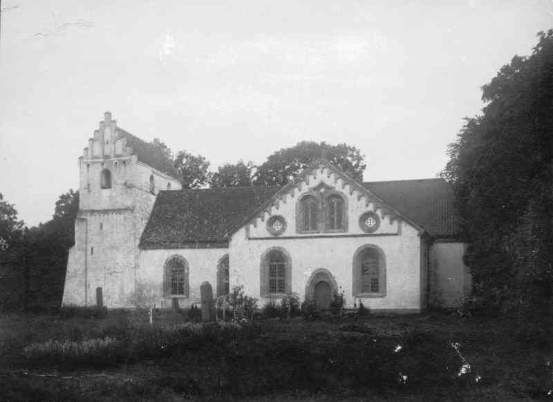 Ivetofta kyrka från söder