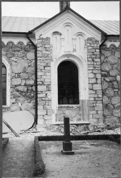 Södervidinge kyrka, detalj av södra fasaden. Murverket kring södra ingången byggt av sandstenskvadrar från den romanska kyrkan.