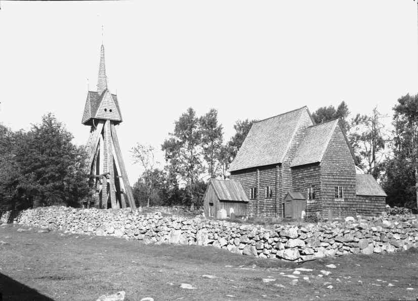 Granhults kyrka och klockstapel från sydöst