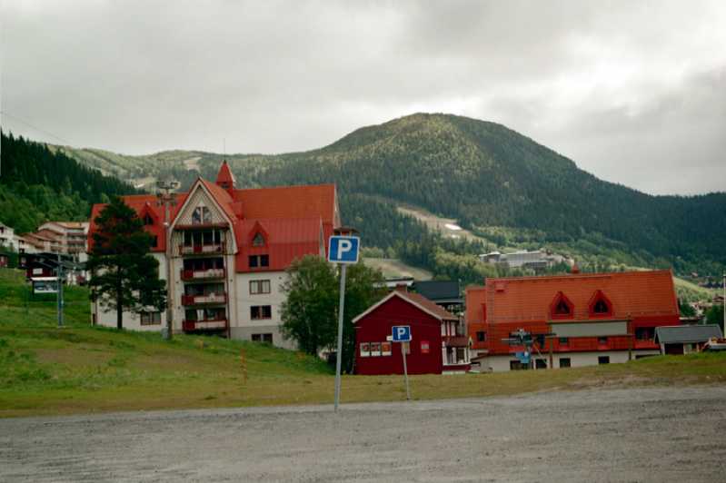 Anläggningen från väster med Totthummeln i bakgrunden.