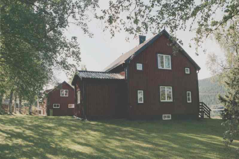 Boningshusets nordgavel och gaveln på ekonomibyggnaden.