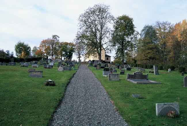 Vy från minneslunden mot kyrkan.