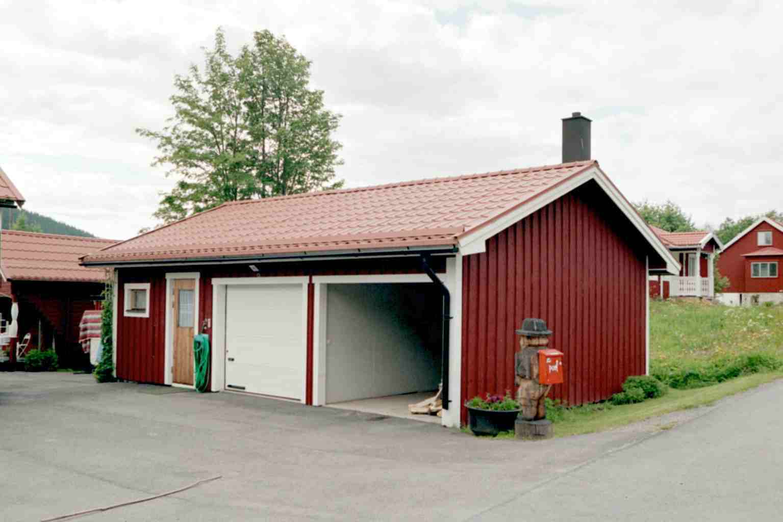 Garagebyggnaden från öster