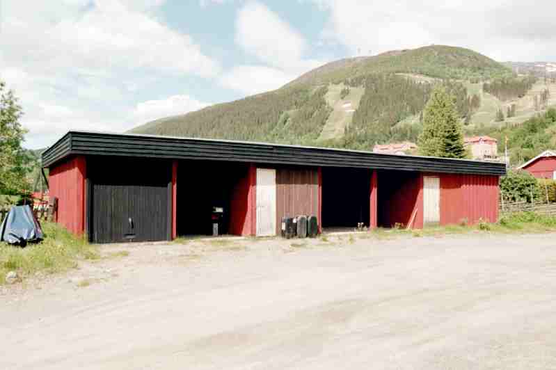 Garagebyggnaden sedd från söder med Mörvikshummeln i bakgrunden.