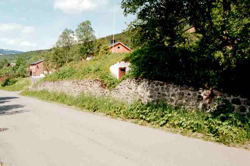 Stenterasseringen med en av jordkällarna.