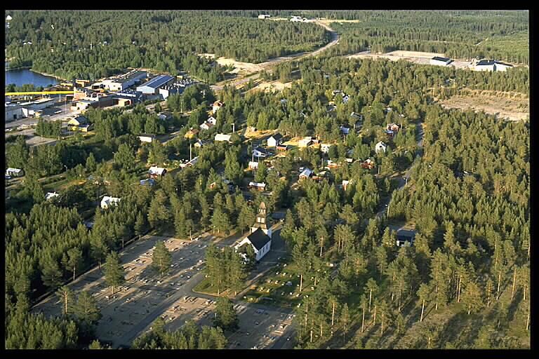 Seskarö med kyrkan i bildens nedre del