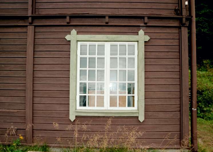 Ett av fönstren i gavelns bottenvåning. Foto från väst.