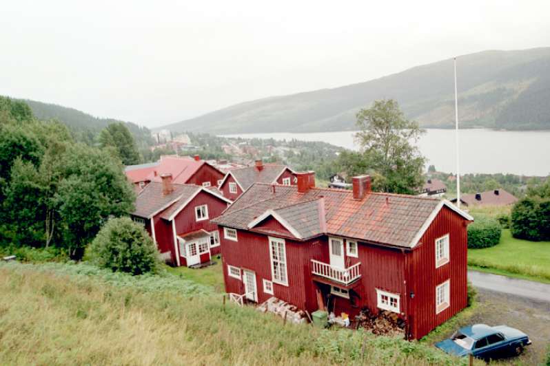 Gårdens bebyggelse sedd från norr med hus 3 i förgrunden.