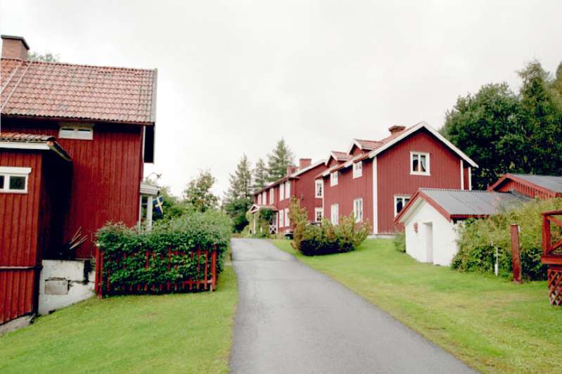 Foto från bygatan med hus 1 till vänster. Foto från sydost.