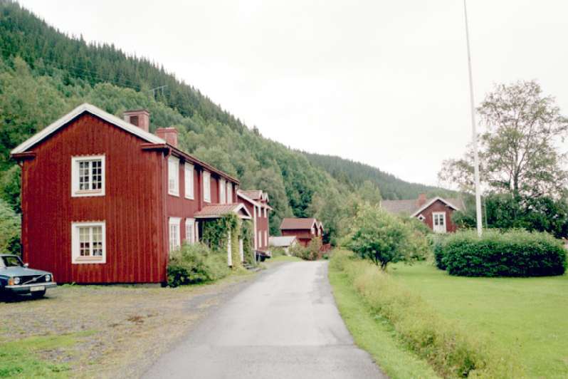 Foto från bygatan, från nordväst. Hus 3 till vänster.