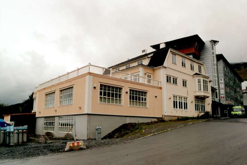 Foto från söder. Tottgården från 1929 med sentida tillbyggnad. Tott hotell i bakgrunden