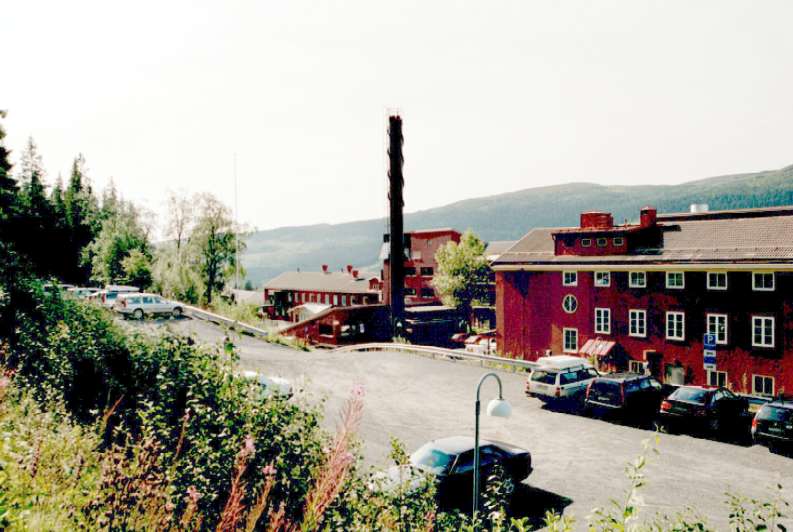 Parkeringen ovan sjukhusbyggnaderna. Foto från norr.