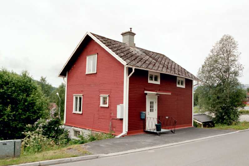 Bostadshuset från nordost.