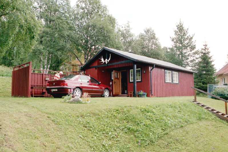 Bostadshuset från väster.