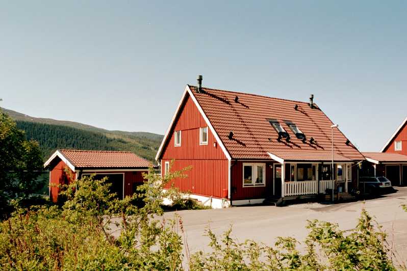 Bostadshus och garage från nordost.