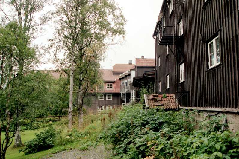 Innergården vid hotellanläggningen från sydost.