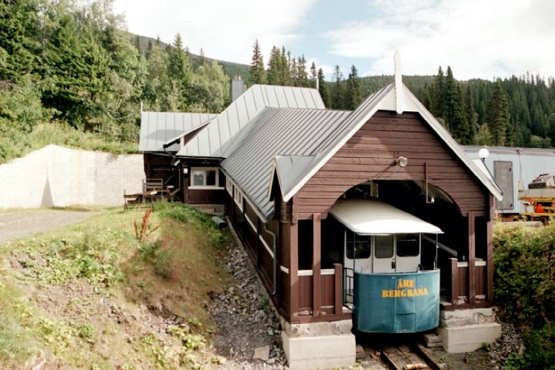 Bergbanans toppstation från sydväst.